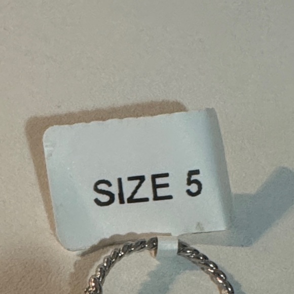 Elegant Silver Oval-Cut Ring - Picture 4 of 5